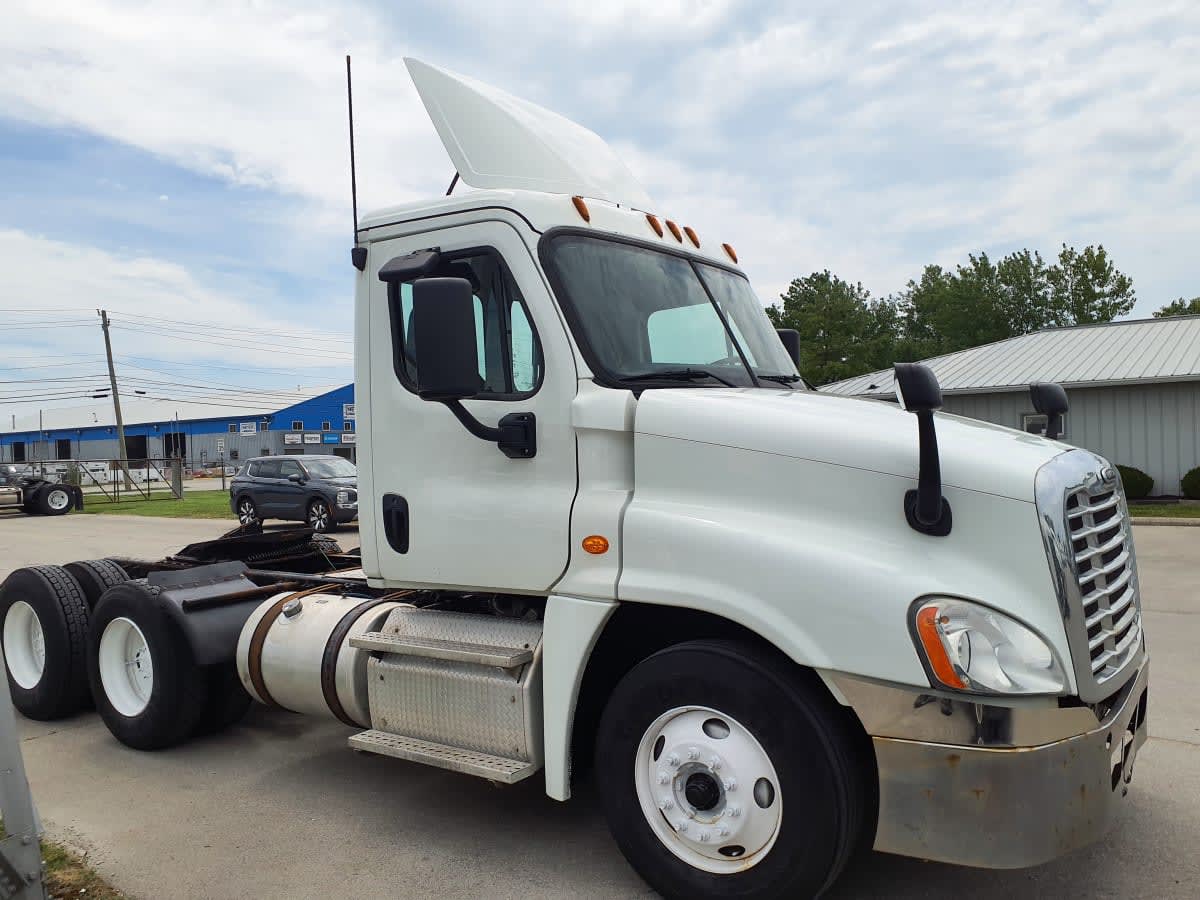 2019 Freightliner Cascadia in Indianapolis, IN — photo 3