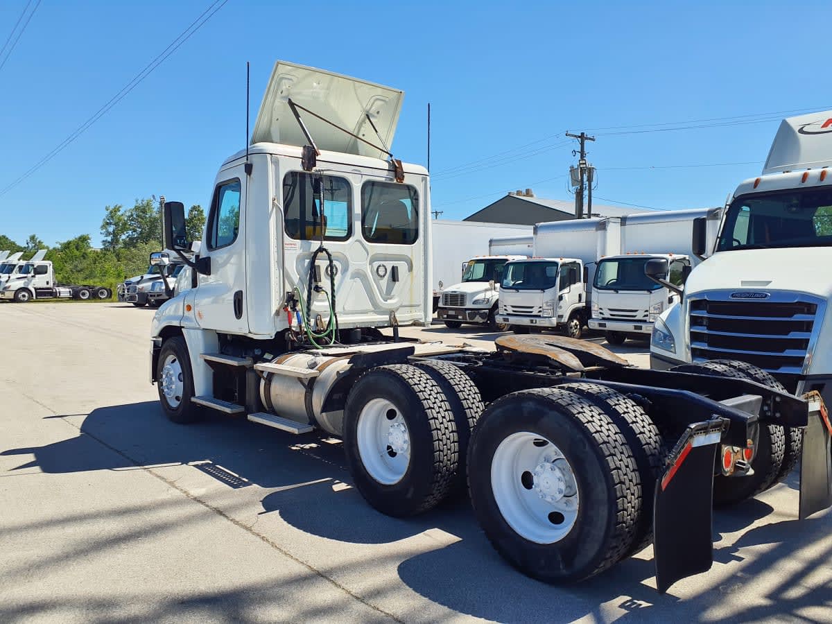2019 Freightliner Cascadia in Indianapolis, IN — photo 6