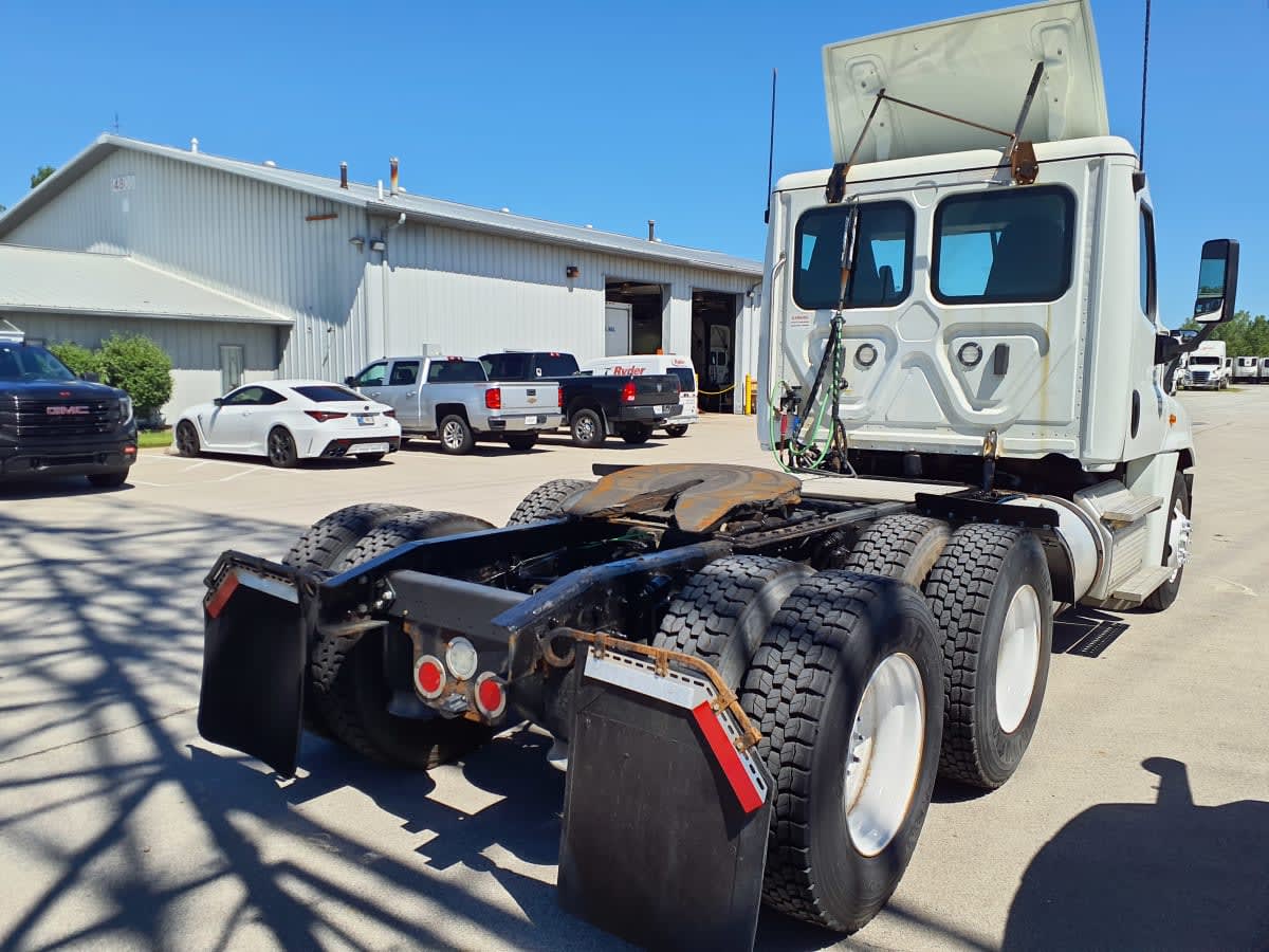 2019 Freightliner Cascadia in Indianapolis, IN — photo 4