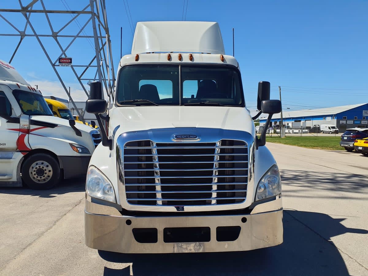 2019 Freightliner Cascadia in Indianapolis, IN — photo 2