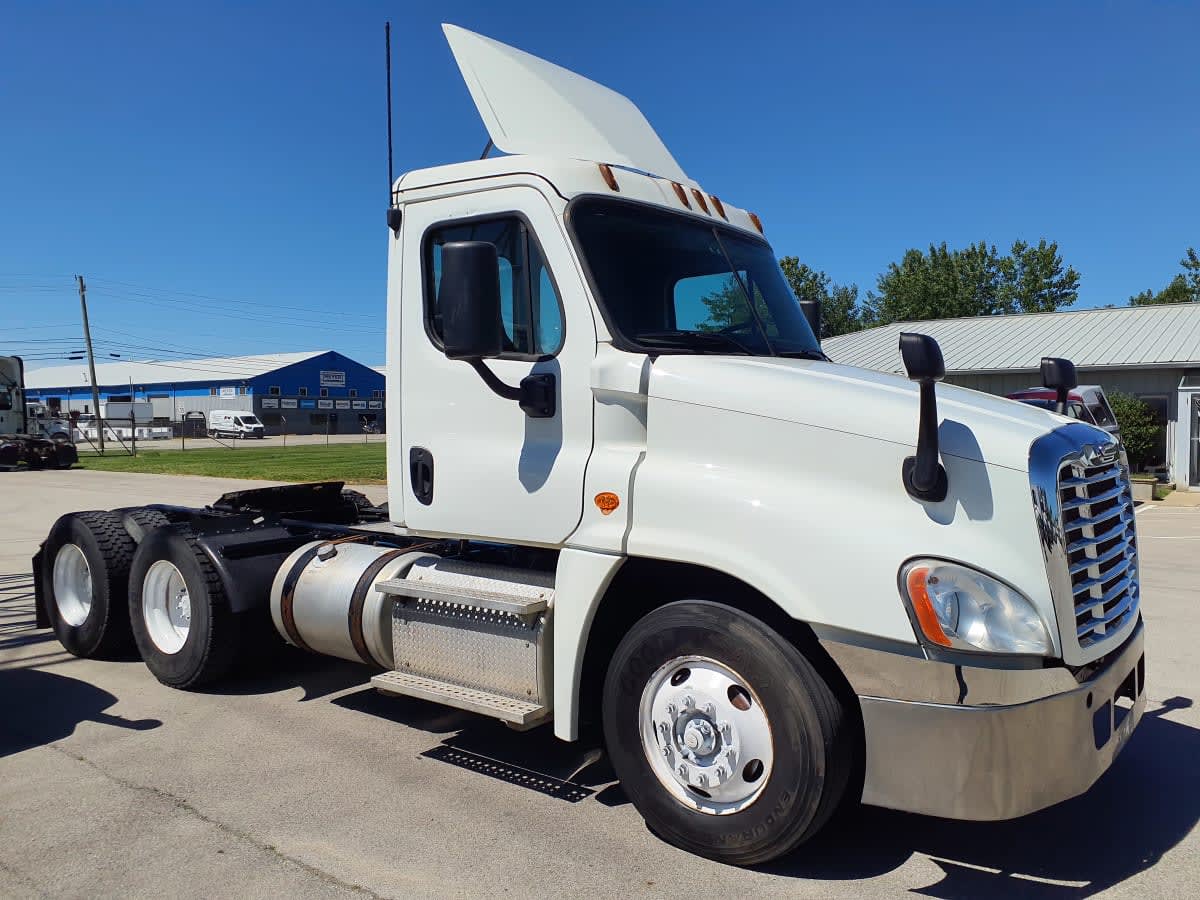 2019 Freightliner Cascadia in Indianapolis, IN — photo 3