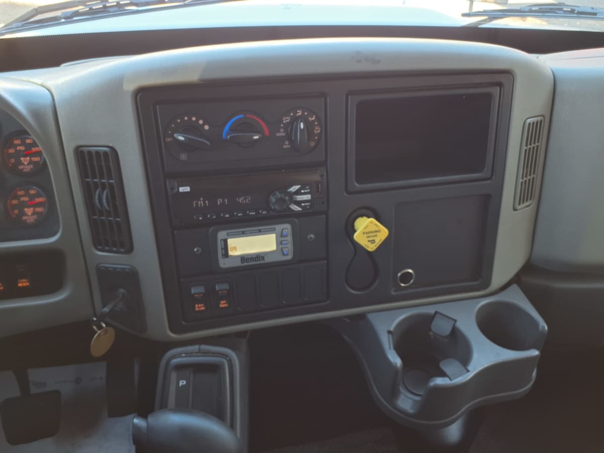 2019 Navistar International 4300 SBA 808827