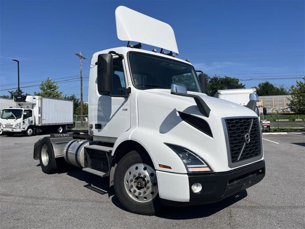 2019 Volvo - image 3