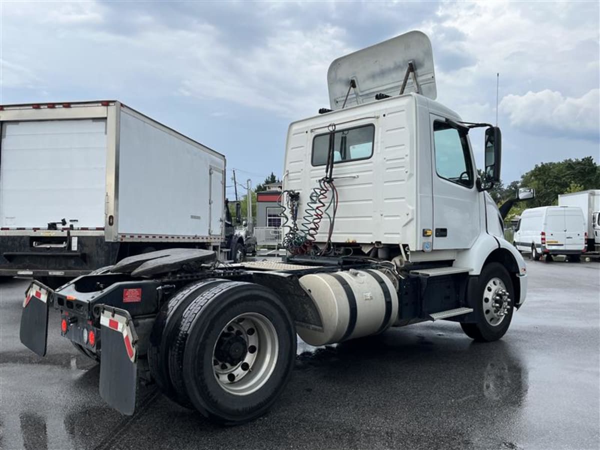 2019 Volvo - image 4