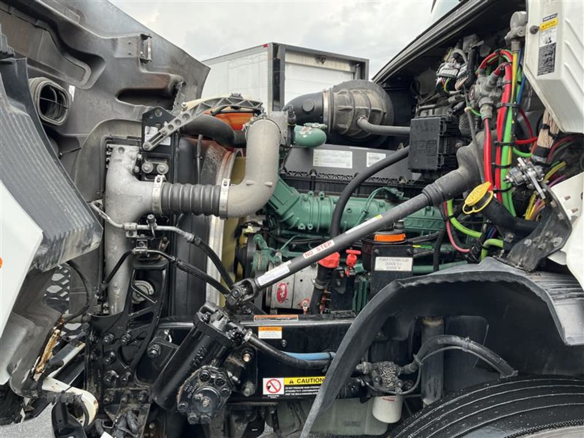 2019 Volvo - image 8