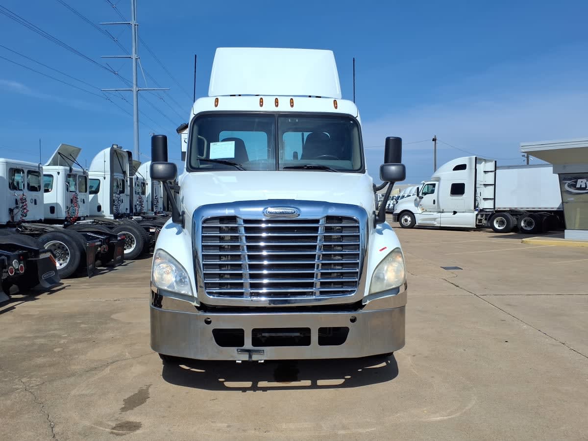 2019 Freightliner Cascadia in Dallas, TX — photo 2