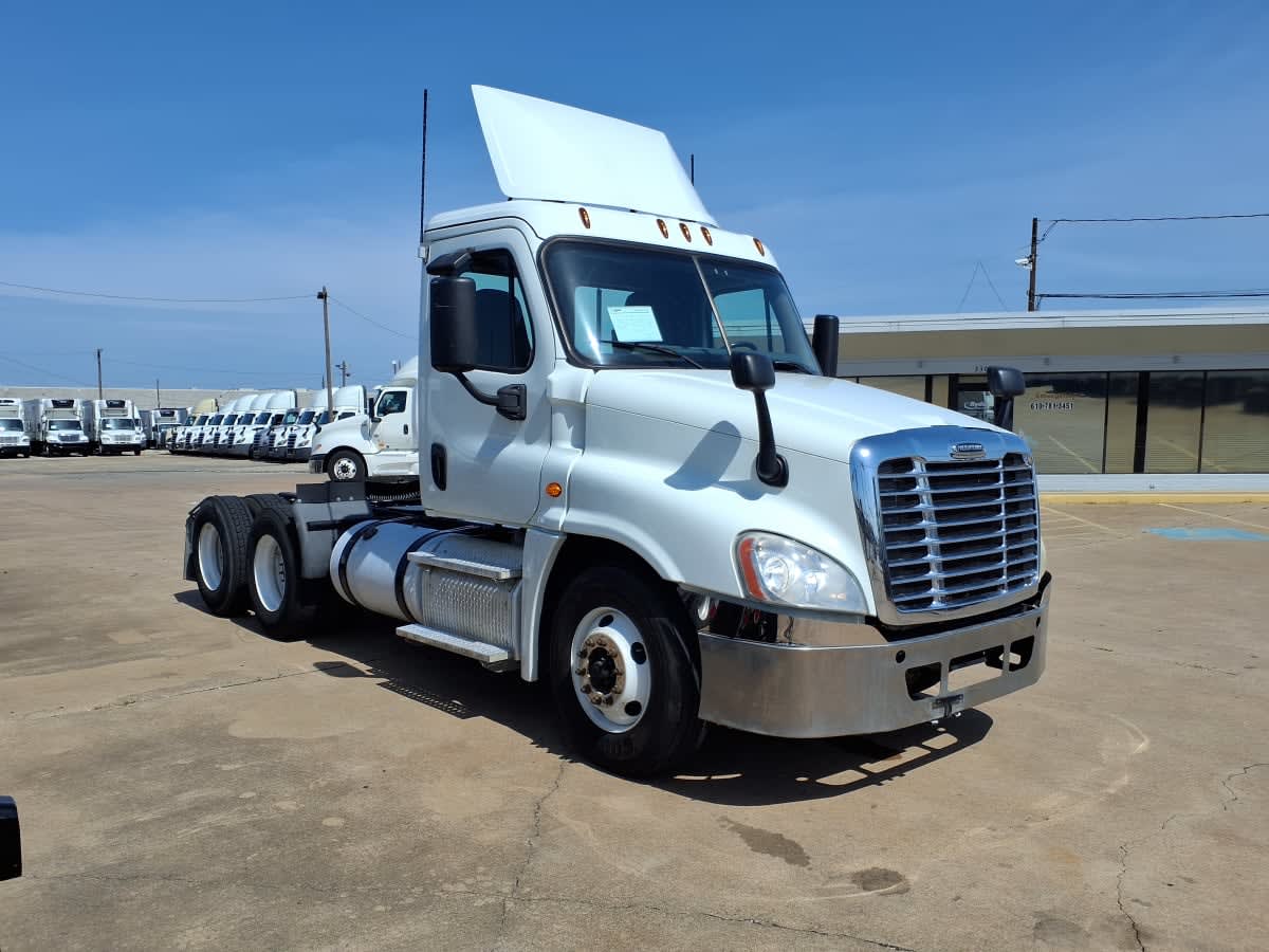 2019 Freightliner Cascadia in Dallas, TX — photo 3
