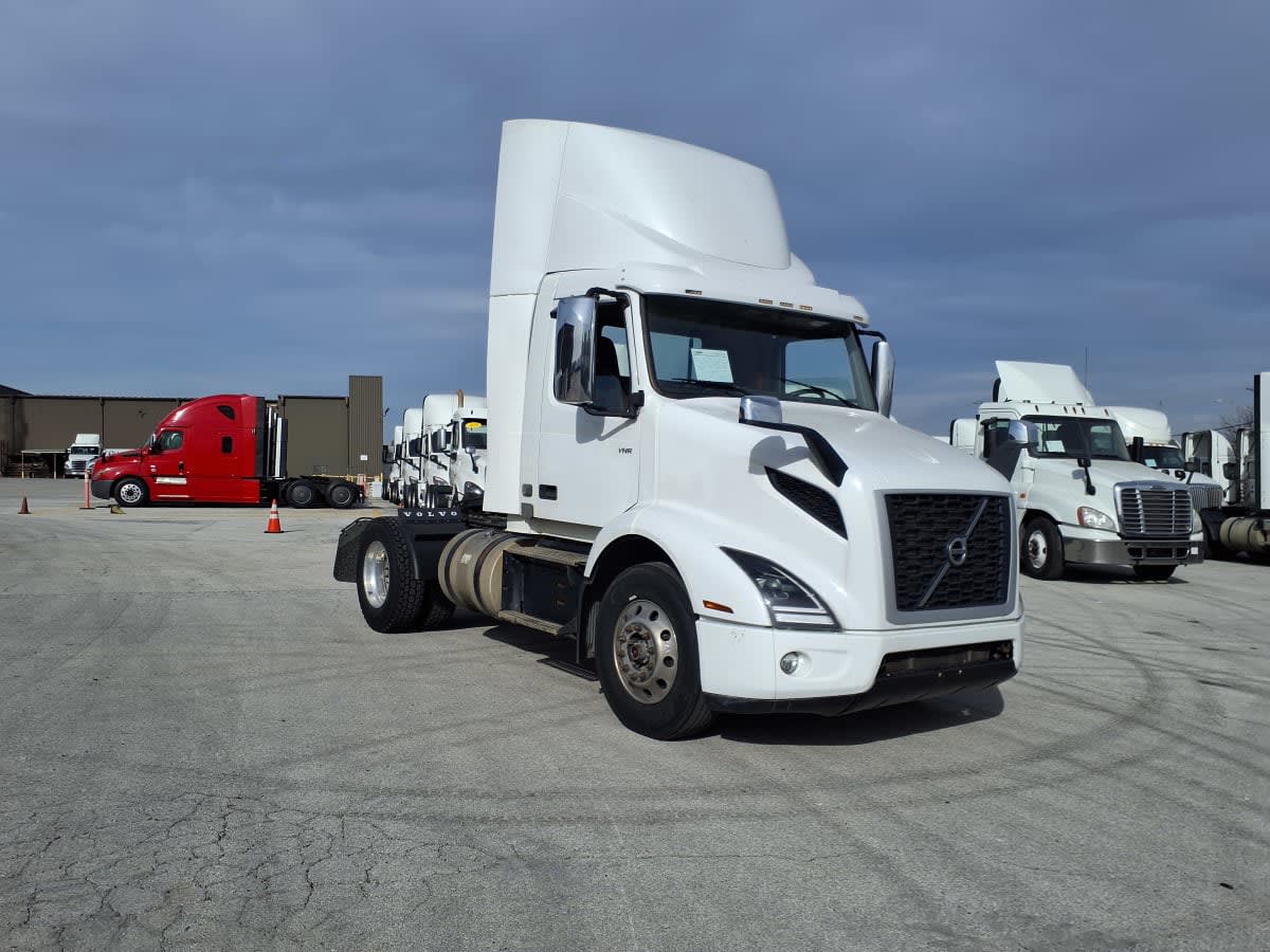 2019 Volvo - image 3