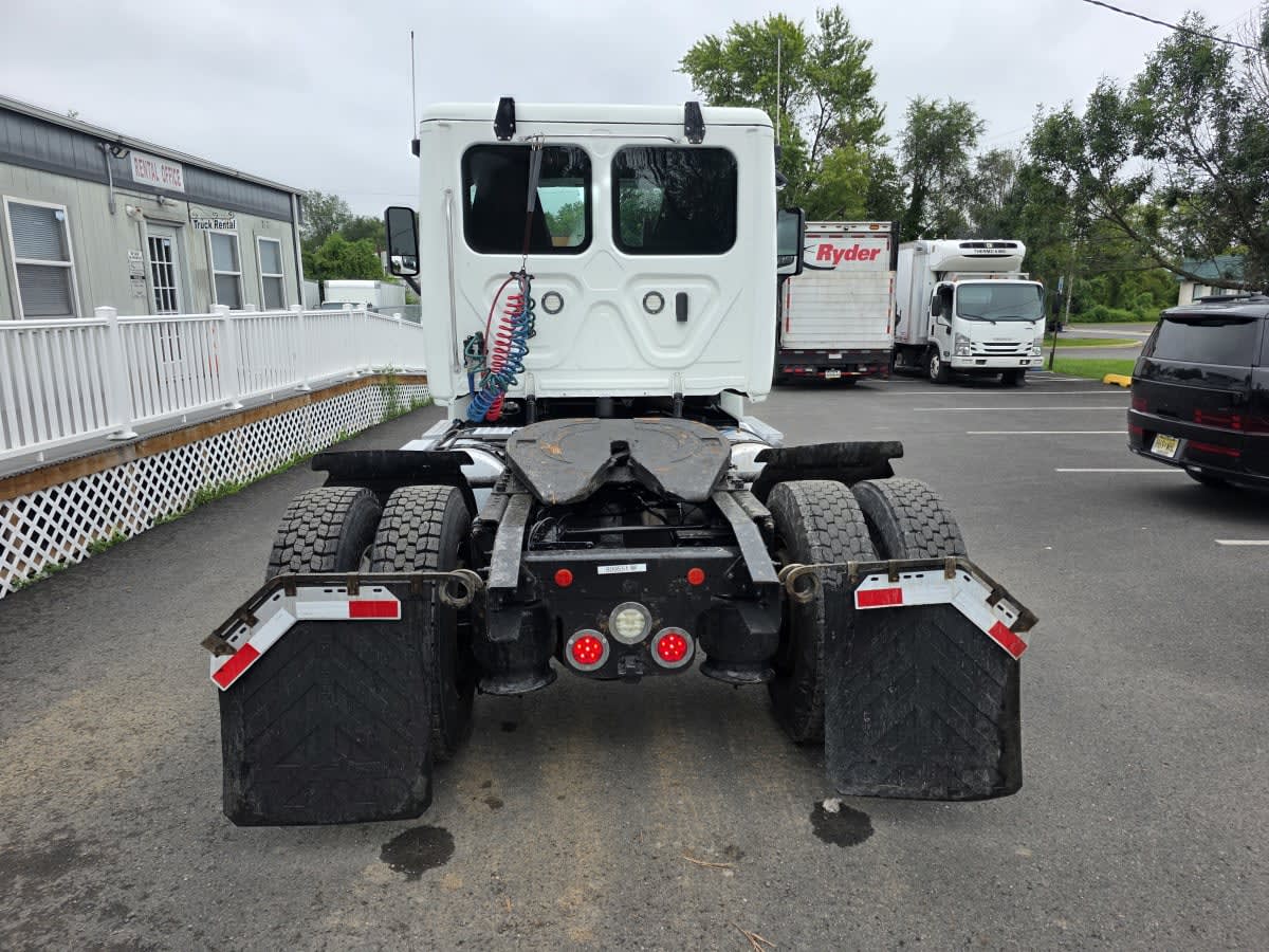 2019 Freightliner Cascadia in Bensalem, PA — photo 5