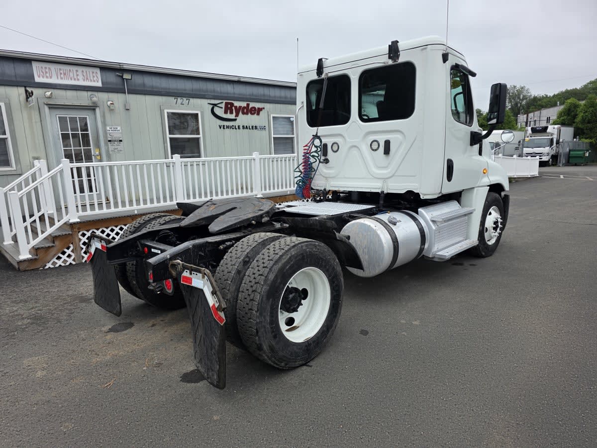 2019 Freightliner Cascadia in Bensalem, PA — photo 4