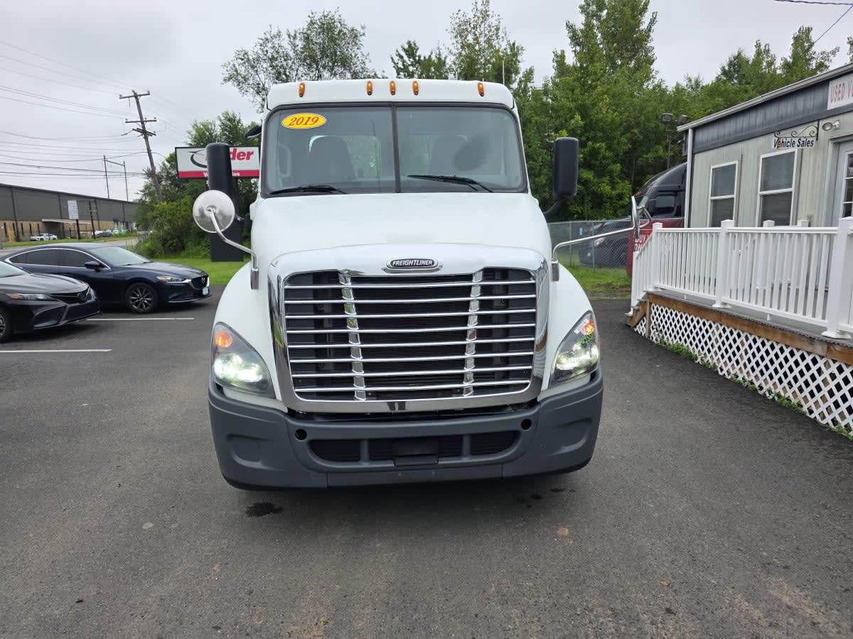 2019 Freightliner Cascadia in Bensalem, PA — photo 2