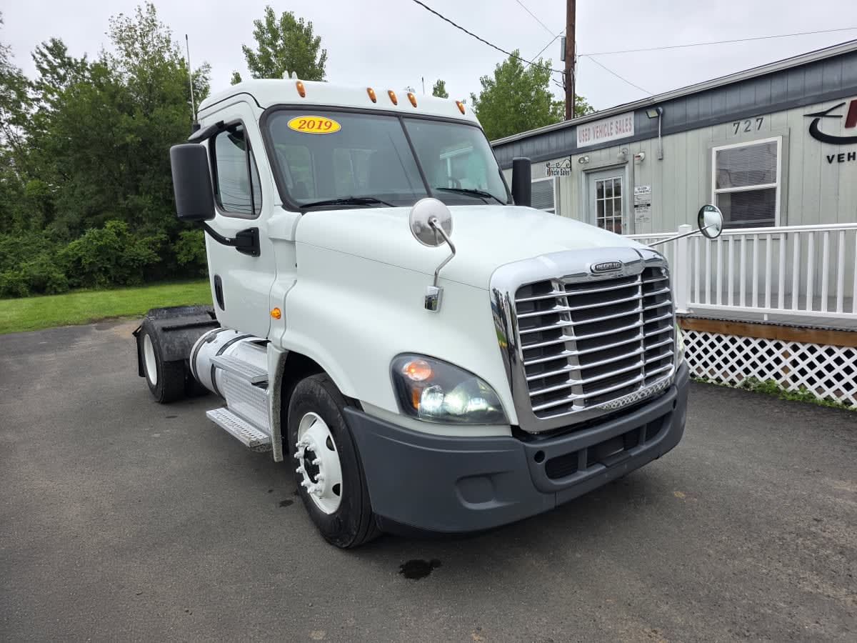 2019 Freightliner Cascadia in Bensalem, PA — photo 3