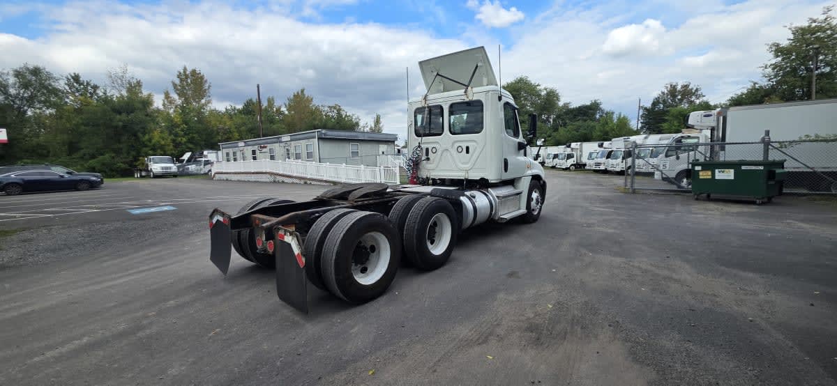 2019 Freightliner Cascadia in Bensalem, PA — photo 4