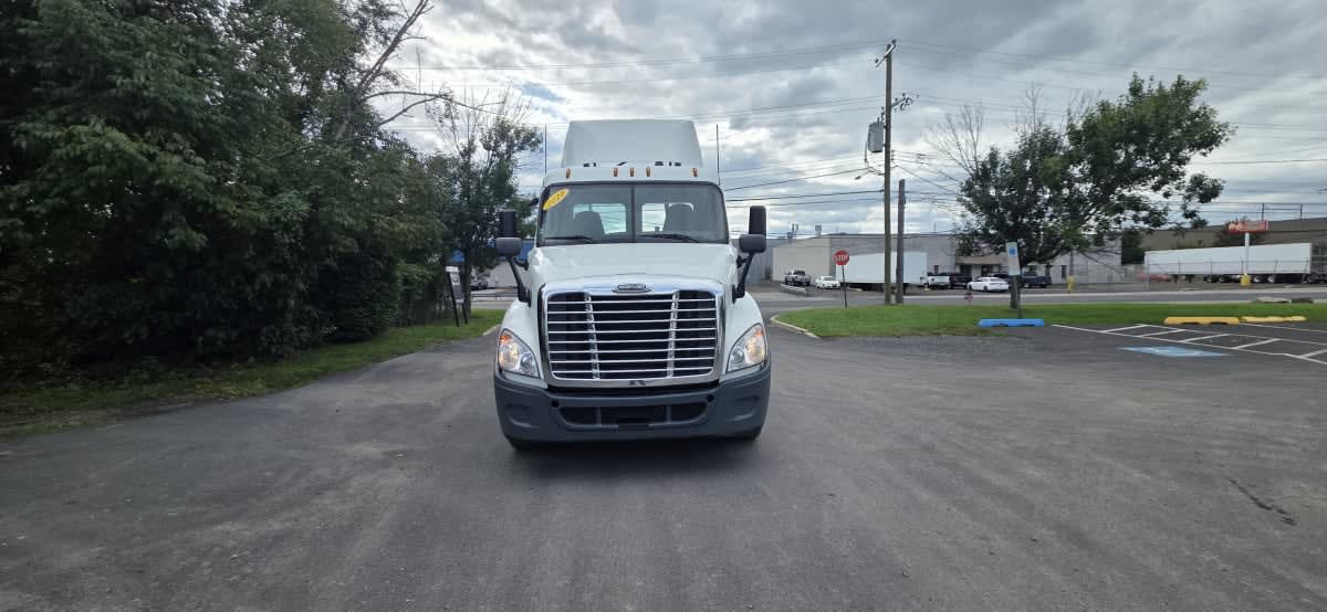 2019 Freightliner Cascadia in Bensalem, PA — photo 2