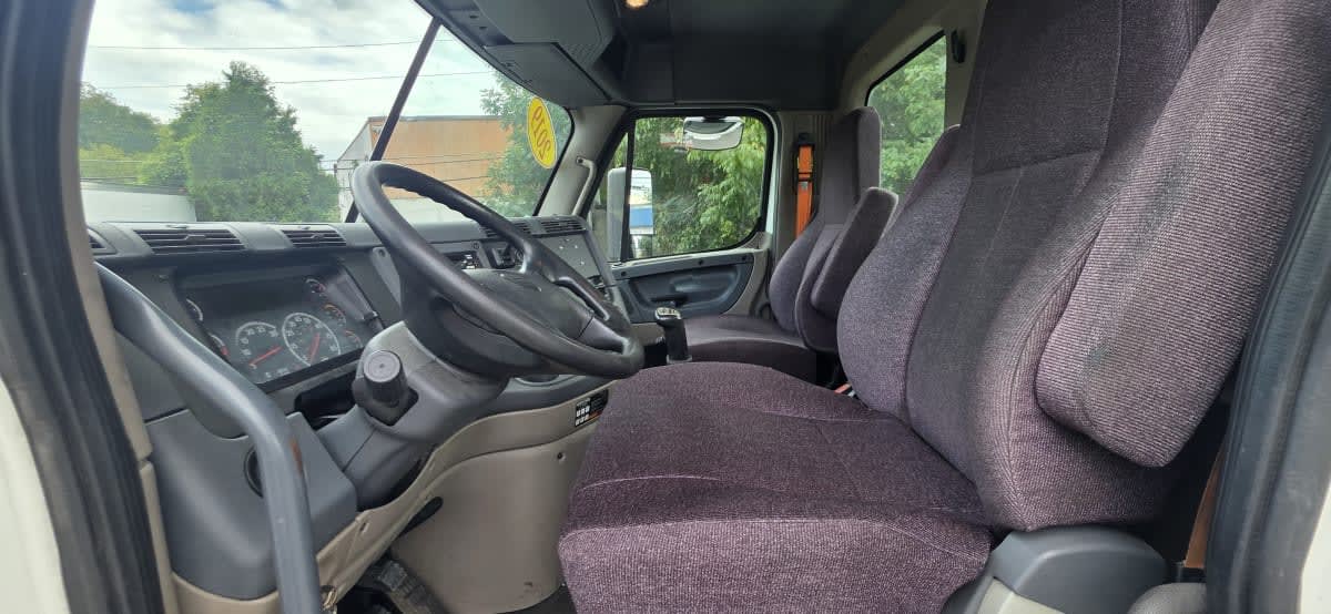 2019 Freightliner Cascadia in Bensalem, PA — photo 7