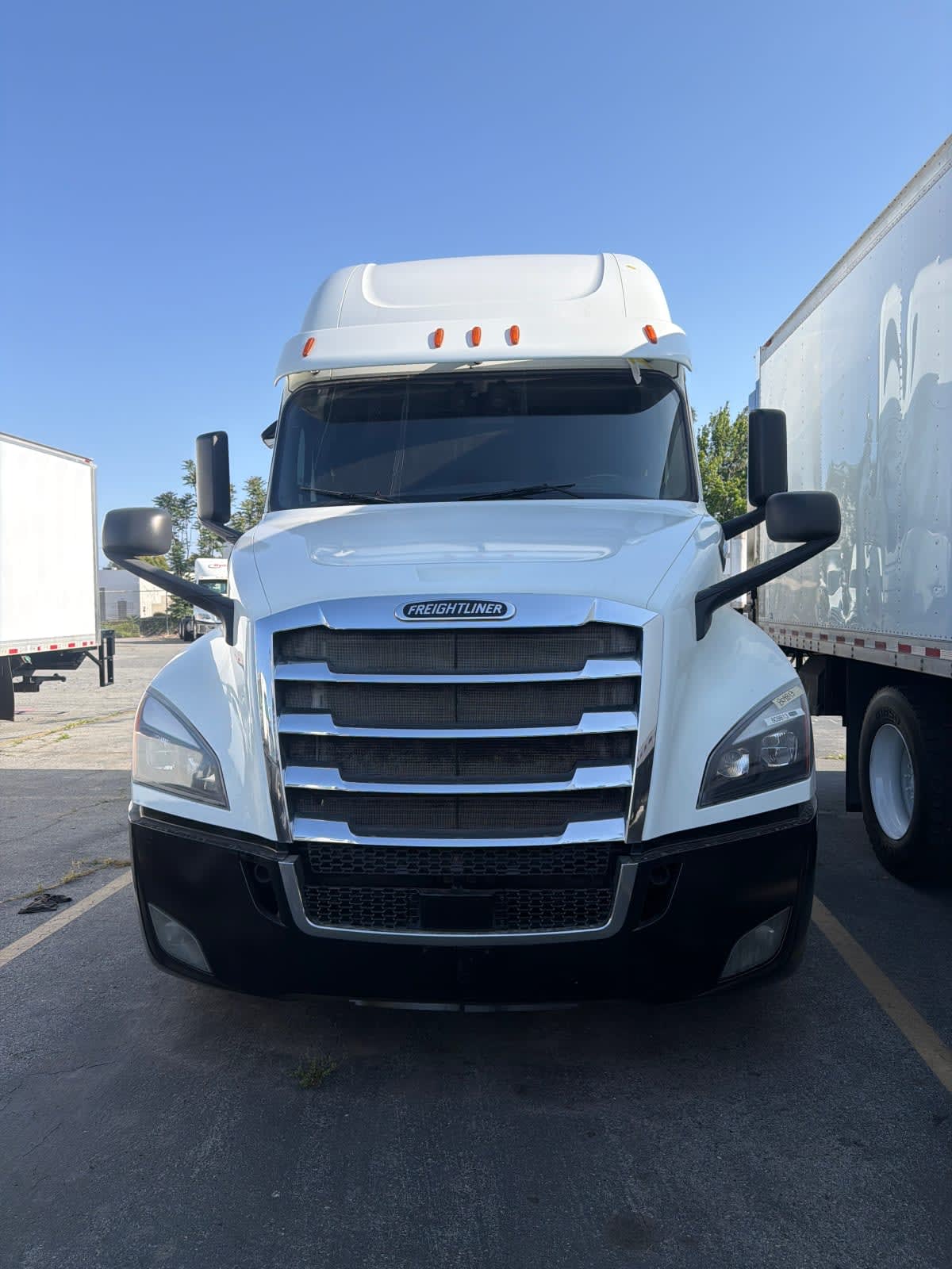 2019 Freightliner Cascadia in Pomona, CA — photo 2