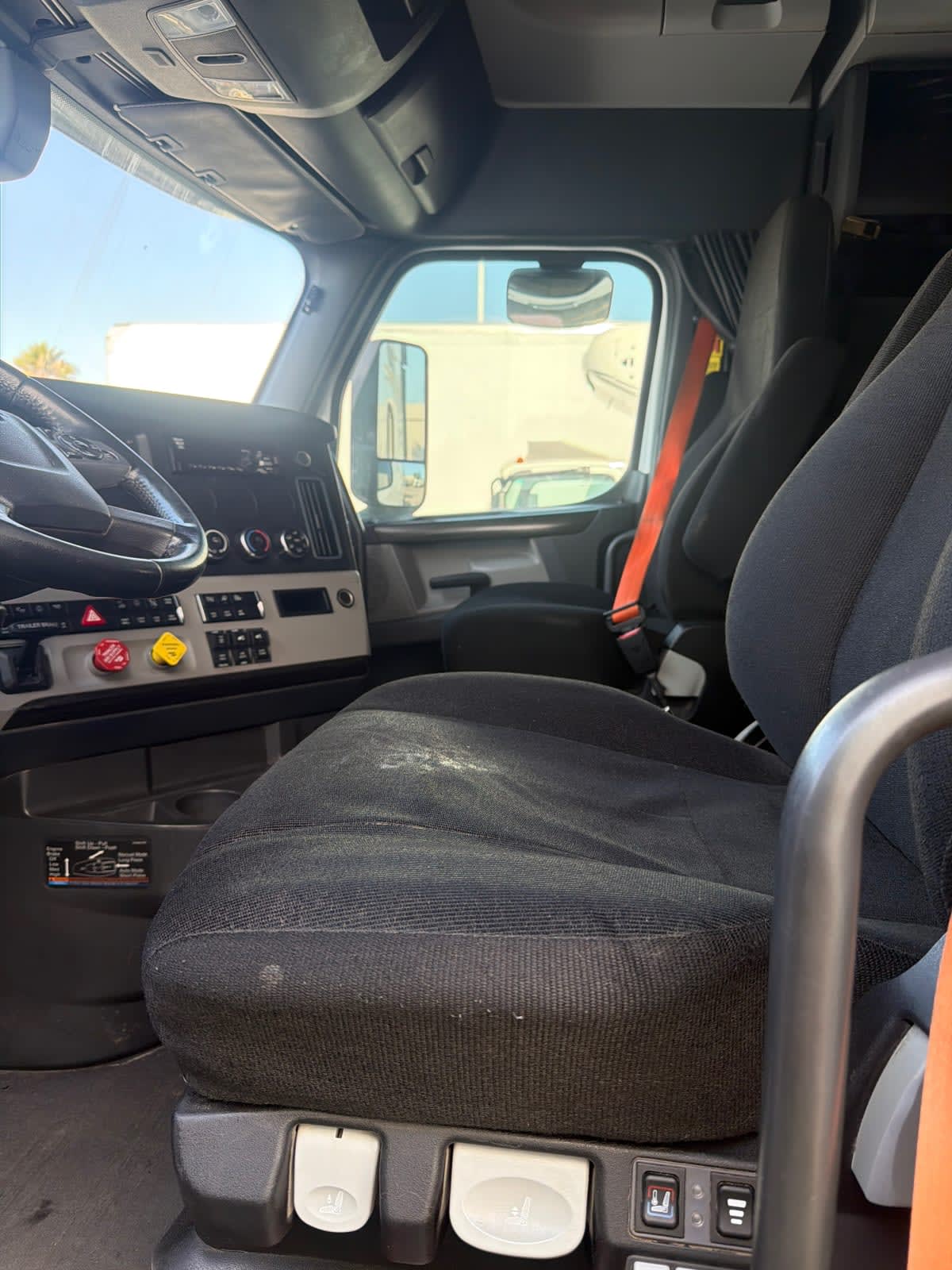 2019 Freightliner Cascadia in Pomona, CA — photo 7