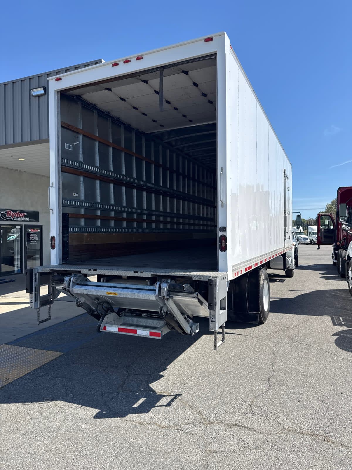 2019 Navistar International 4300 811142