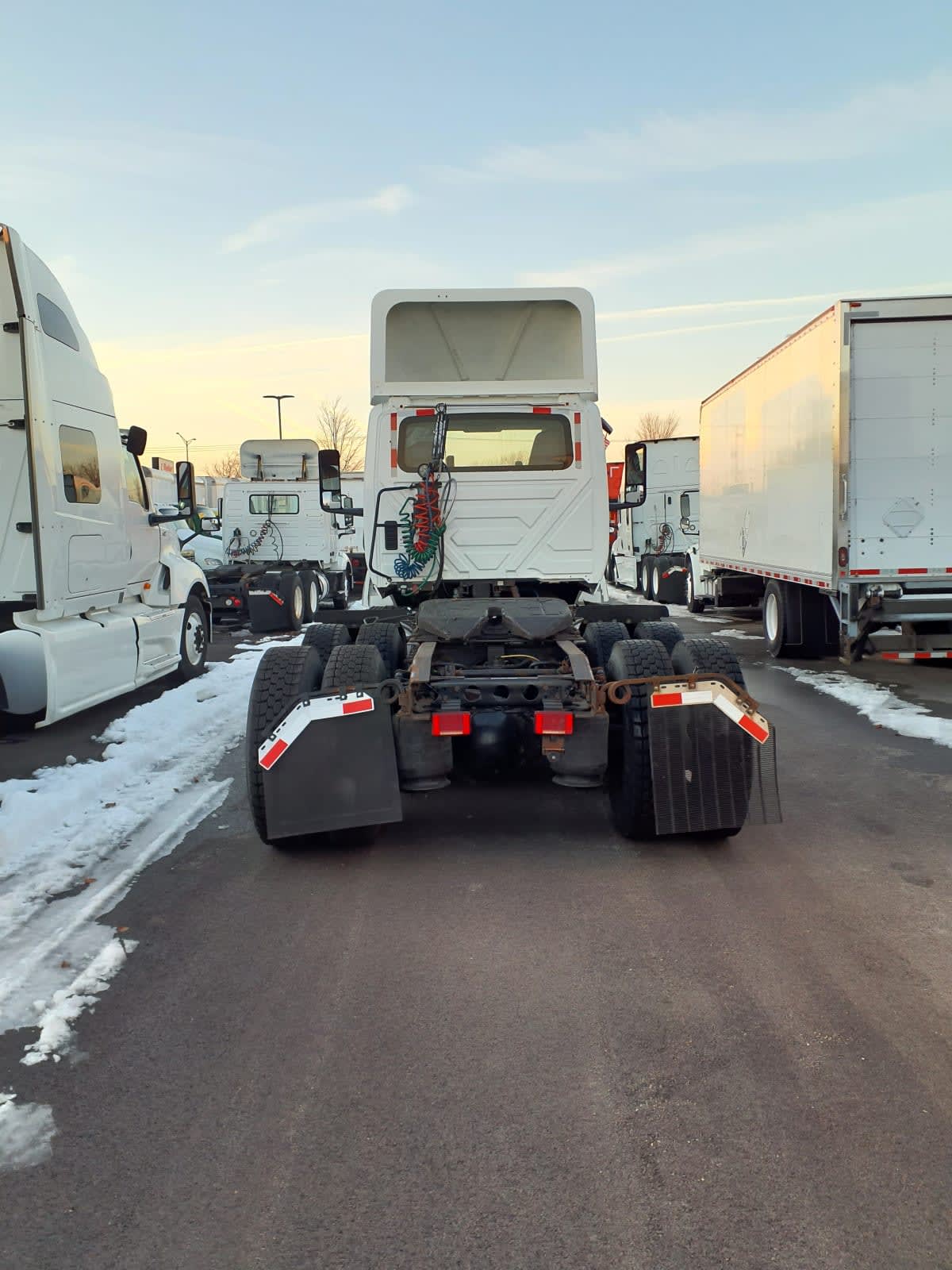 2019 Navistar International LT625 DAYCAB T/A 811706