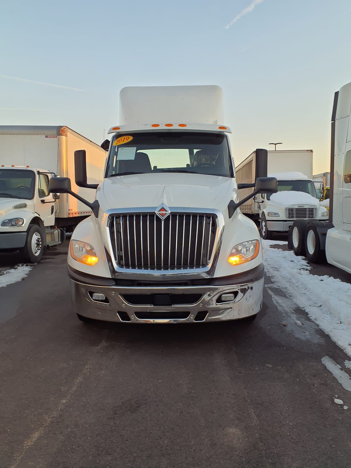 2019 Navistar International LT625 DAYCAB T/A 811706