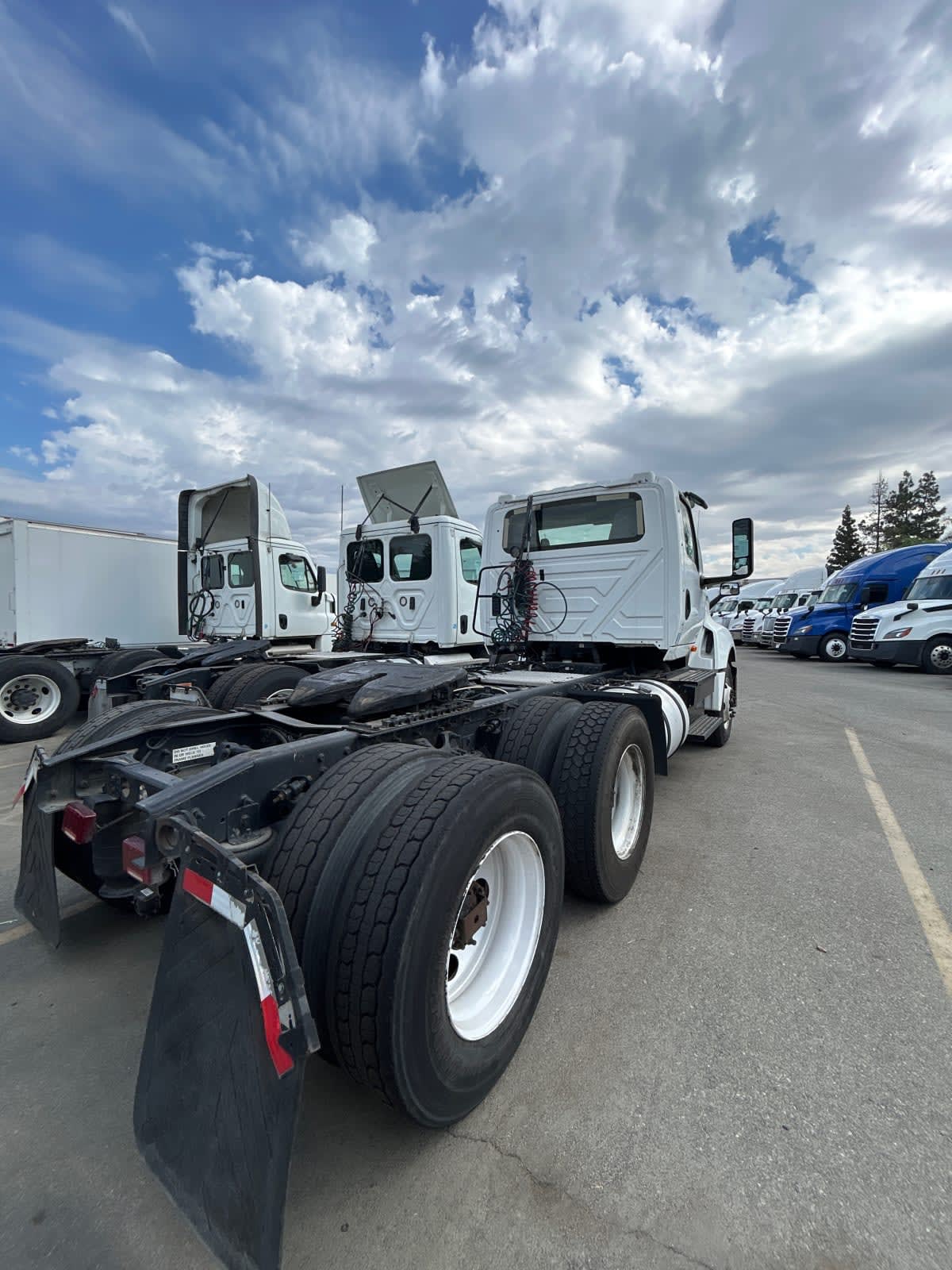 2019 Navistar International LT625 DAYCAB T/A 811855