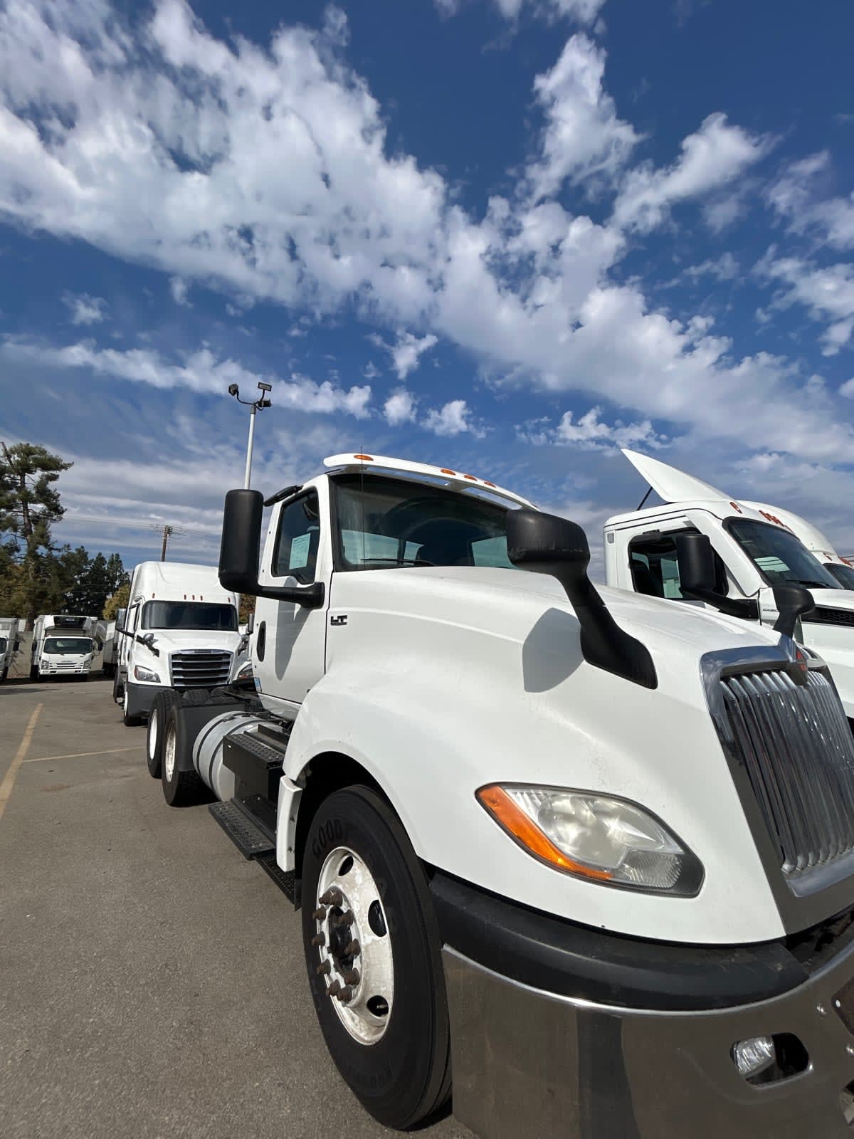 2019 Navistar International LT625 DAYCAB T/A 811855