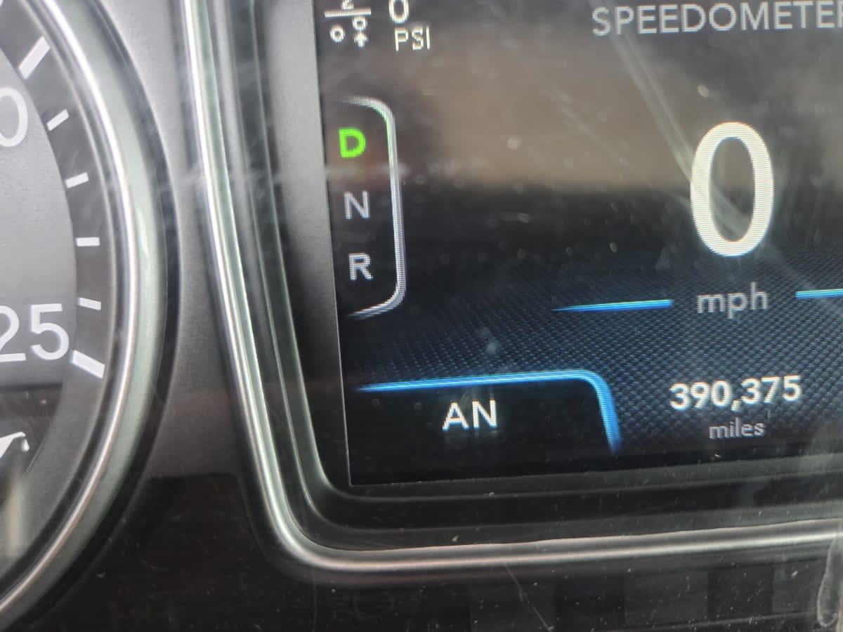 2019 International - image 9