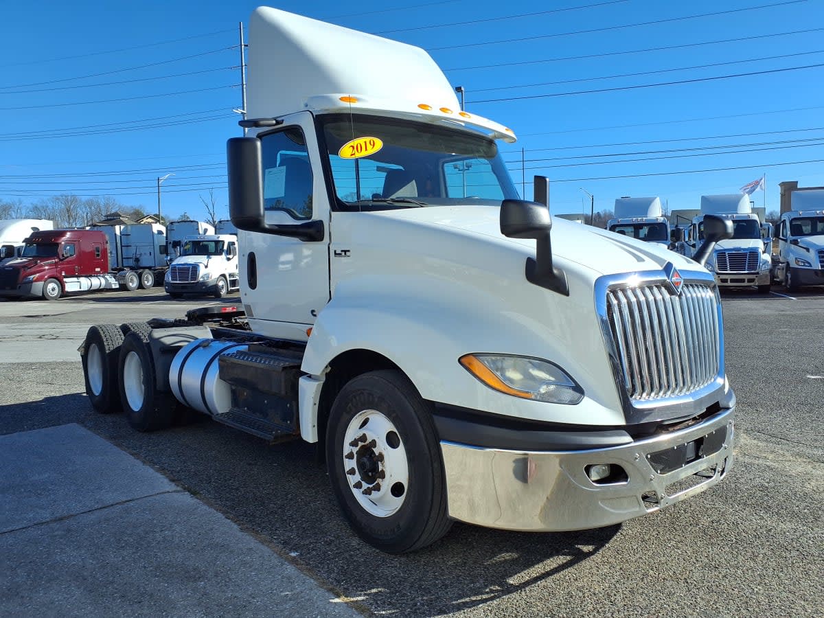 2019 Navistar International LT625 DAYCAB T/A 811885