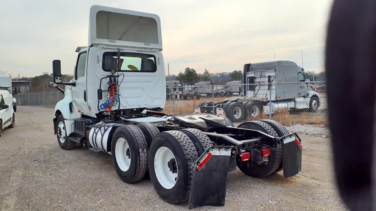 2019 Navistar International LT625 DAYCAB T/A 811889