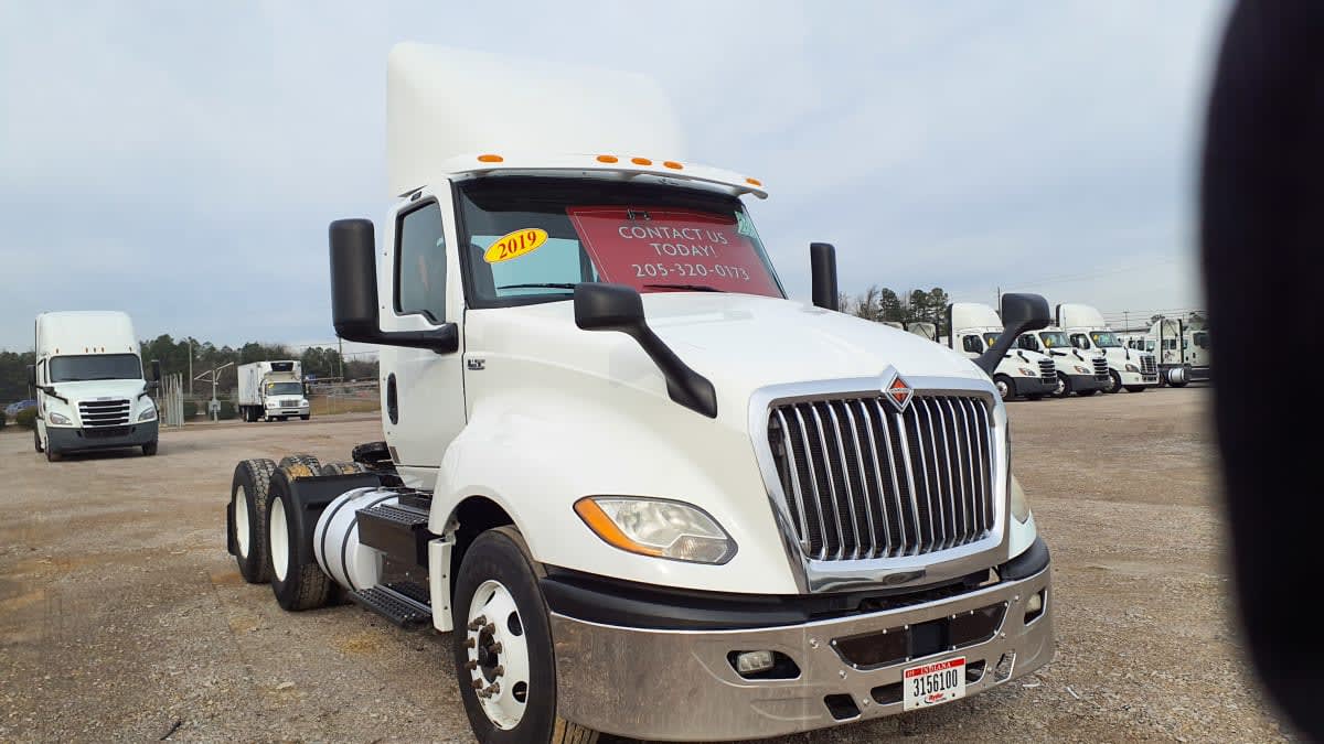 2019 Navistar International LT625 DAYCAB T/A 811889