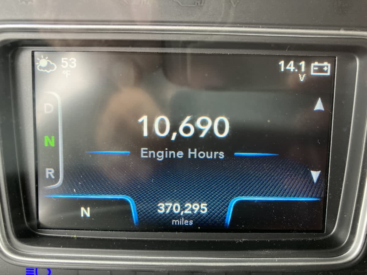 2019 Navistar International LT625 DAYCAB T/A 811908