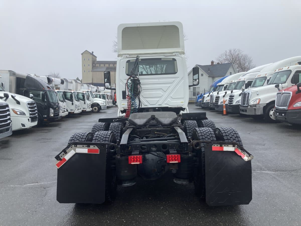 2019 Navistar International LT625 DAYCAB T/A 811908