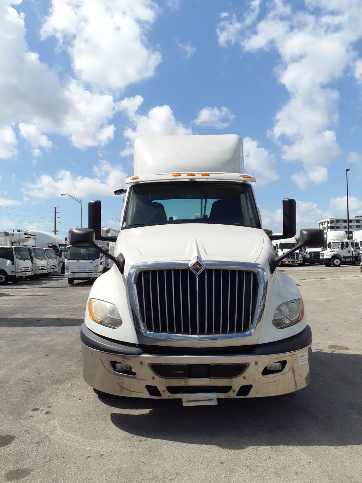 2019 Navistar International LT625 DAYCAB T/A 811949