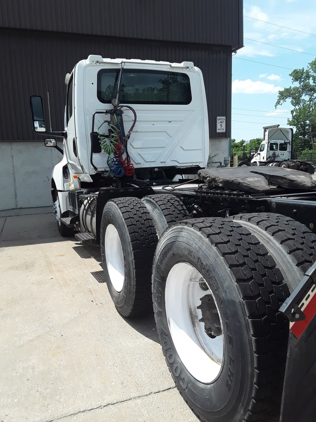 2019 Navistar International LT625 DAYCAB T/A 811952