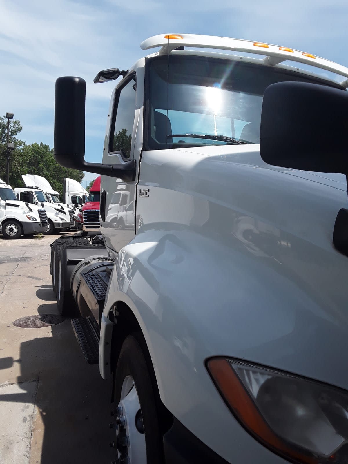 2019 Navistar International LT625 DAYCAB T/A 811952