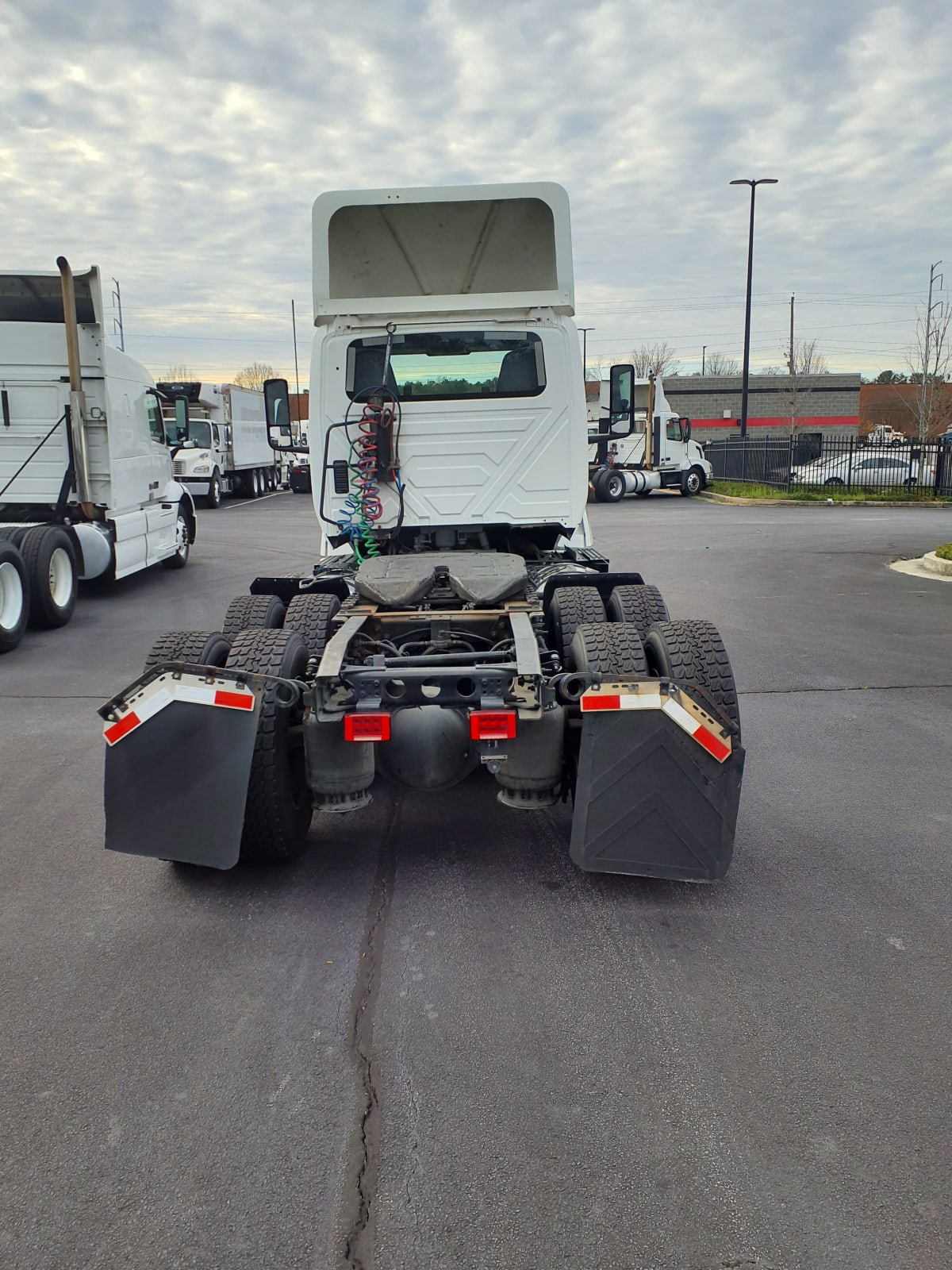 2019 Navistar International LT625 DAYCAB T/A 811953