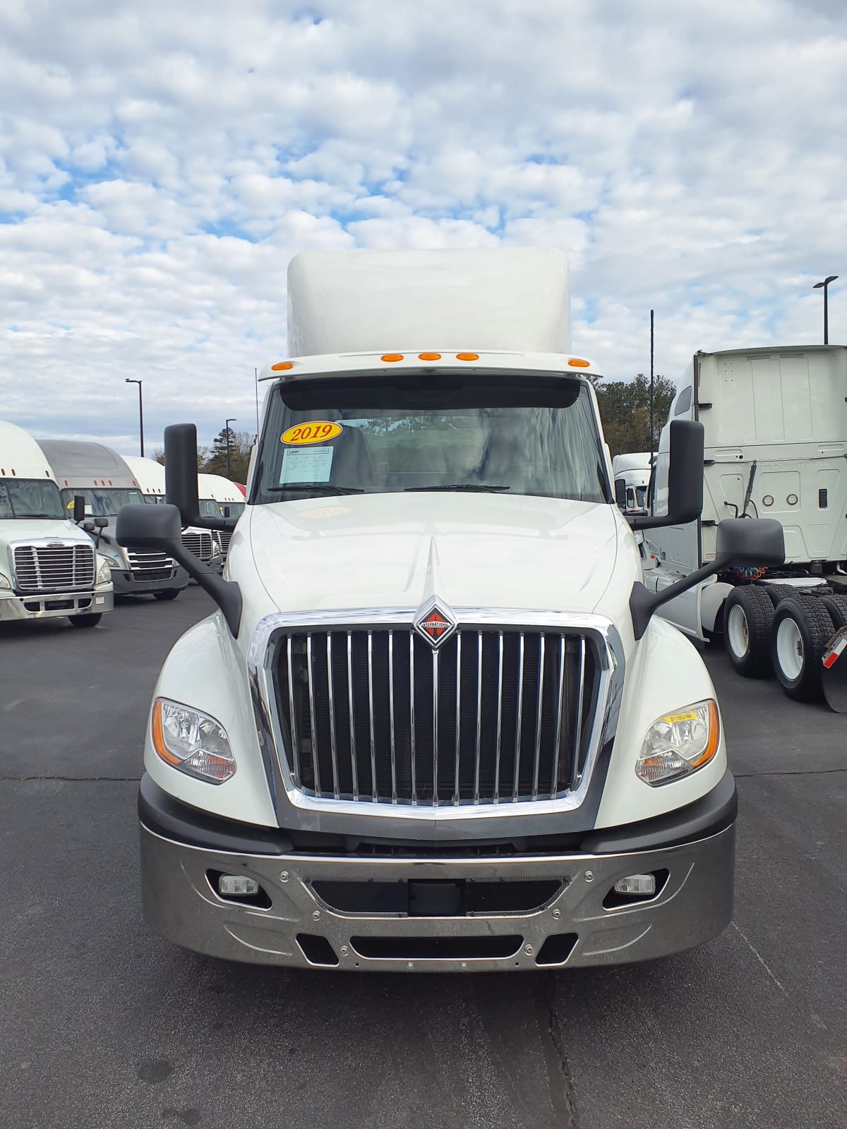 2019 Navistar International LT625 DAYCAB T/A 811953