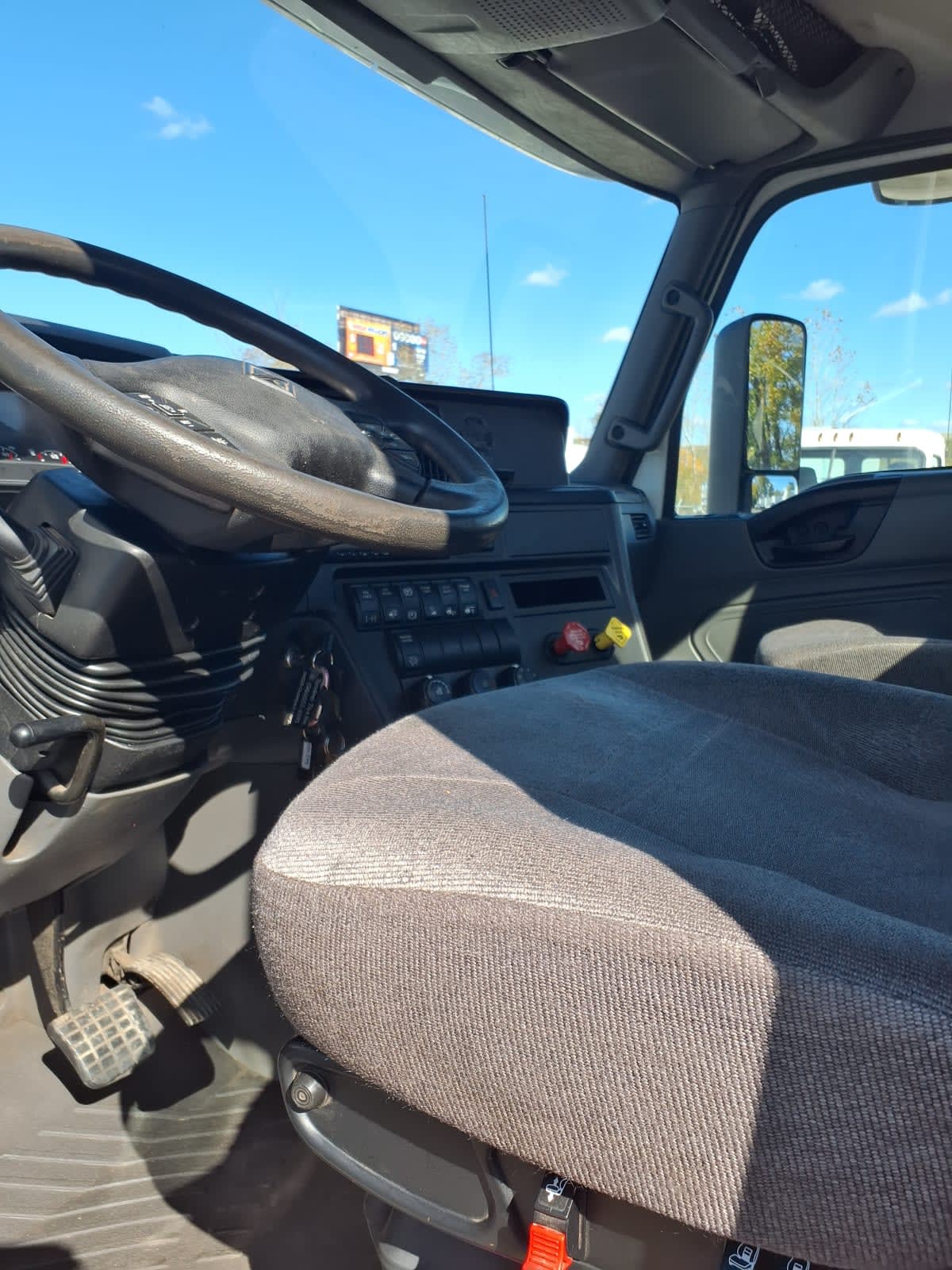 2019 Navistar International LT625 DAYCAB T/A 812003