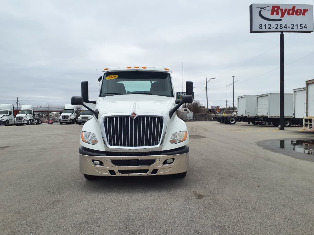 2019 Navistar International LT625 DAYCAB T/A 812069
