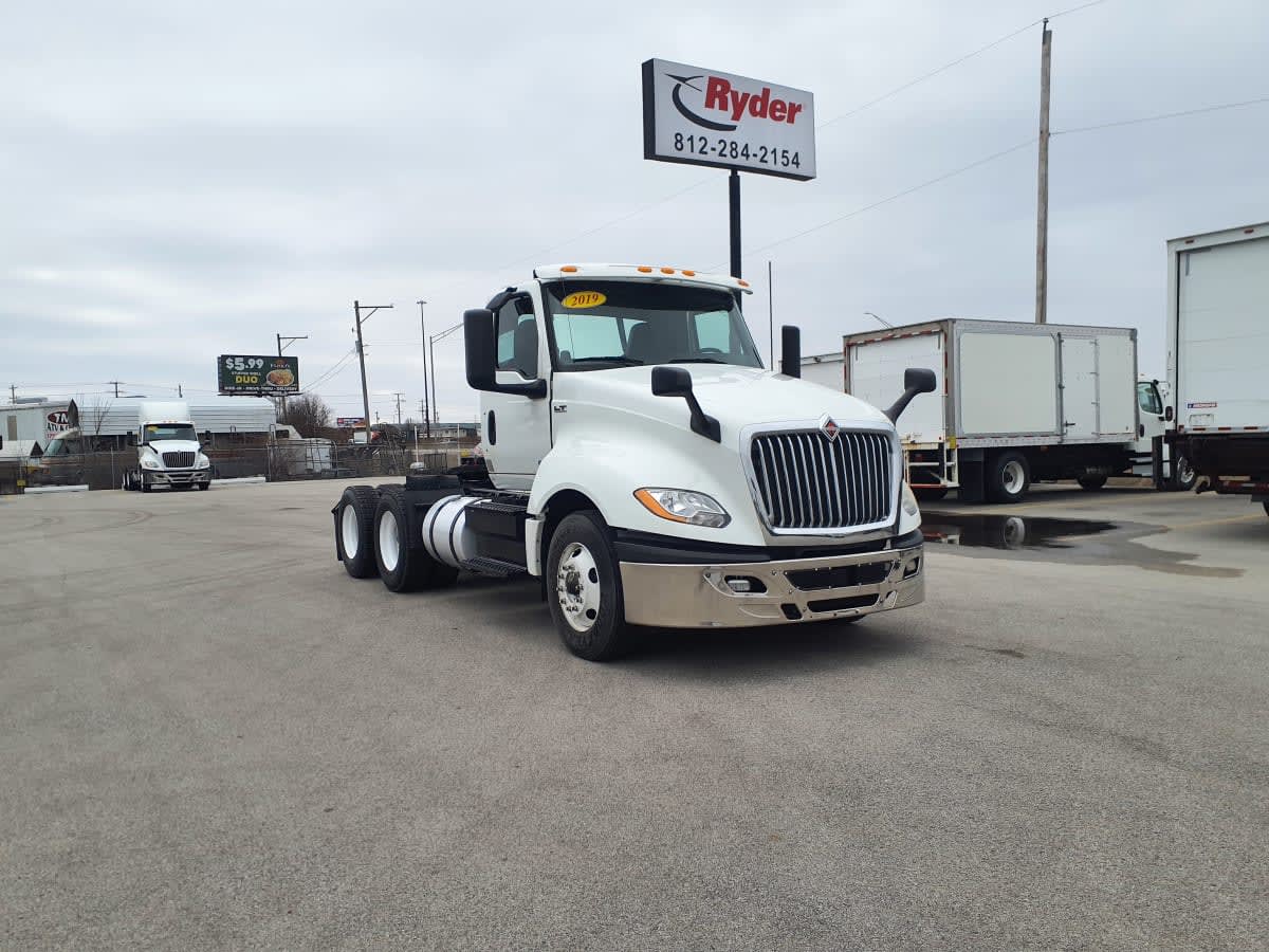 2019 Navistar International LT625 DAYCAB T/A 812069