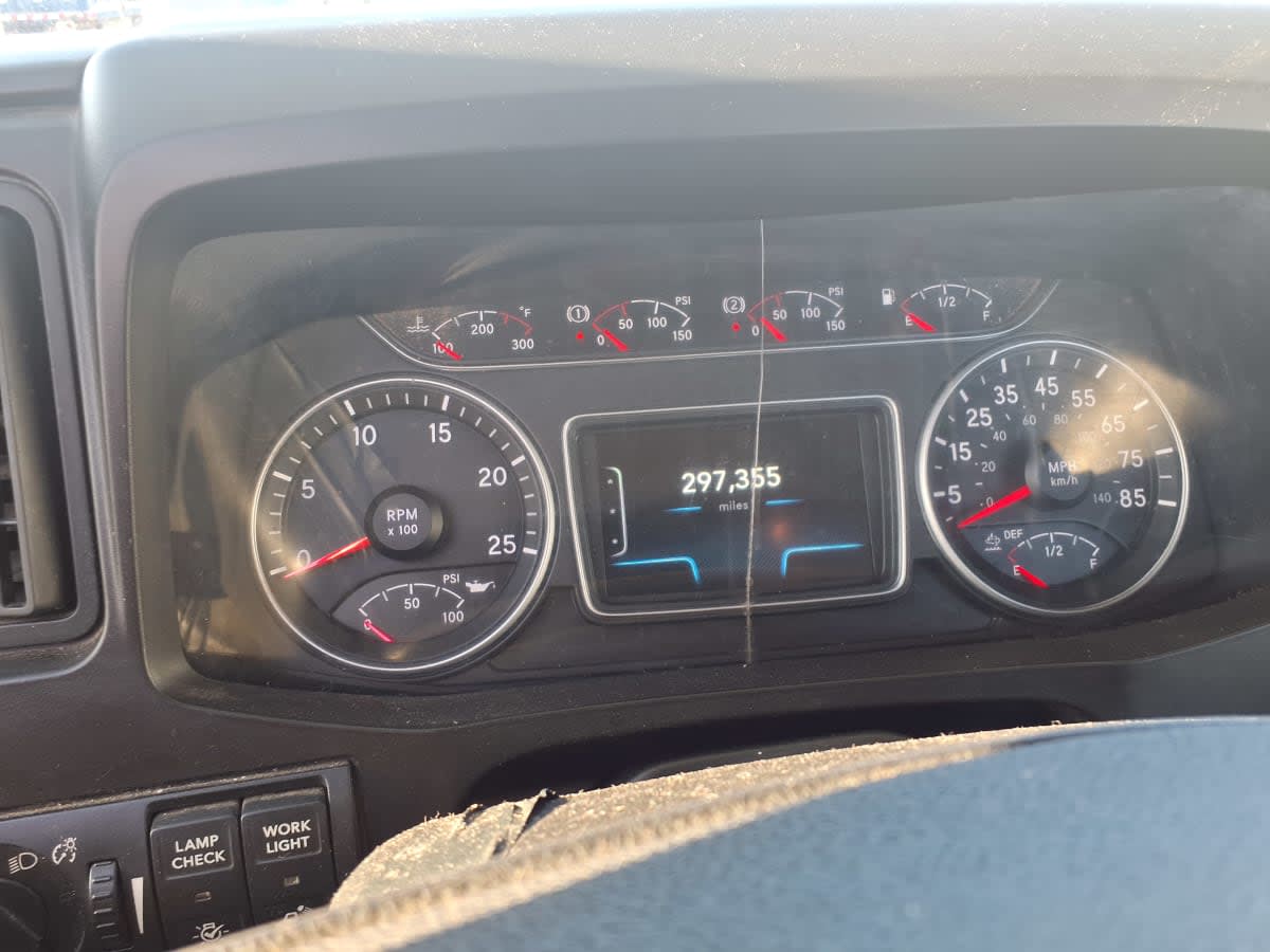 2019 International - image 9