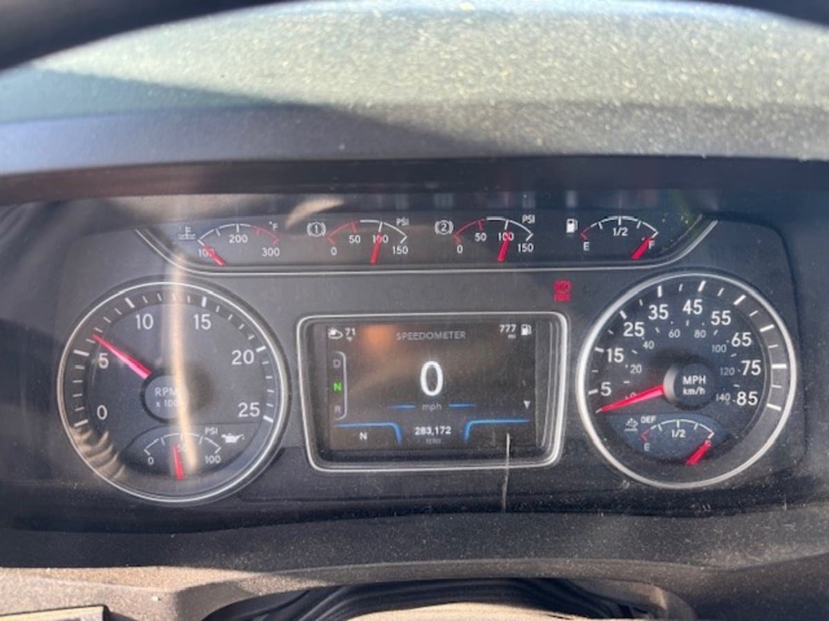 2019 International - image 9