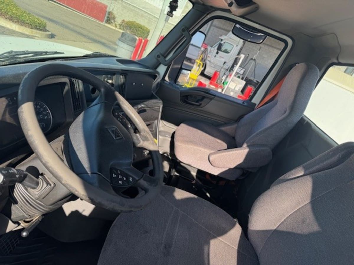 2019 International - image 7