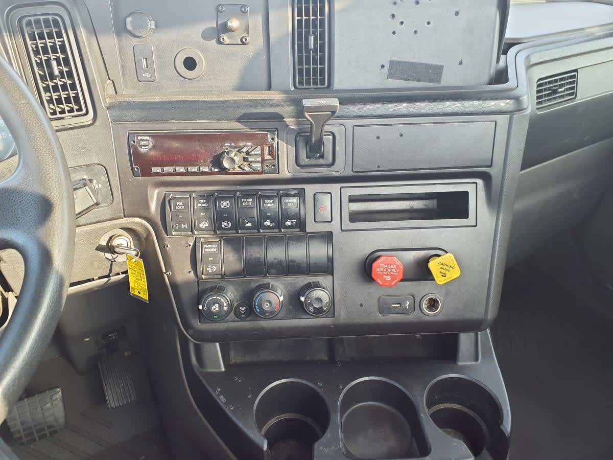 2019 Navistar International LT625 DAYCAB T/A 812117