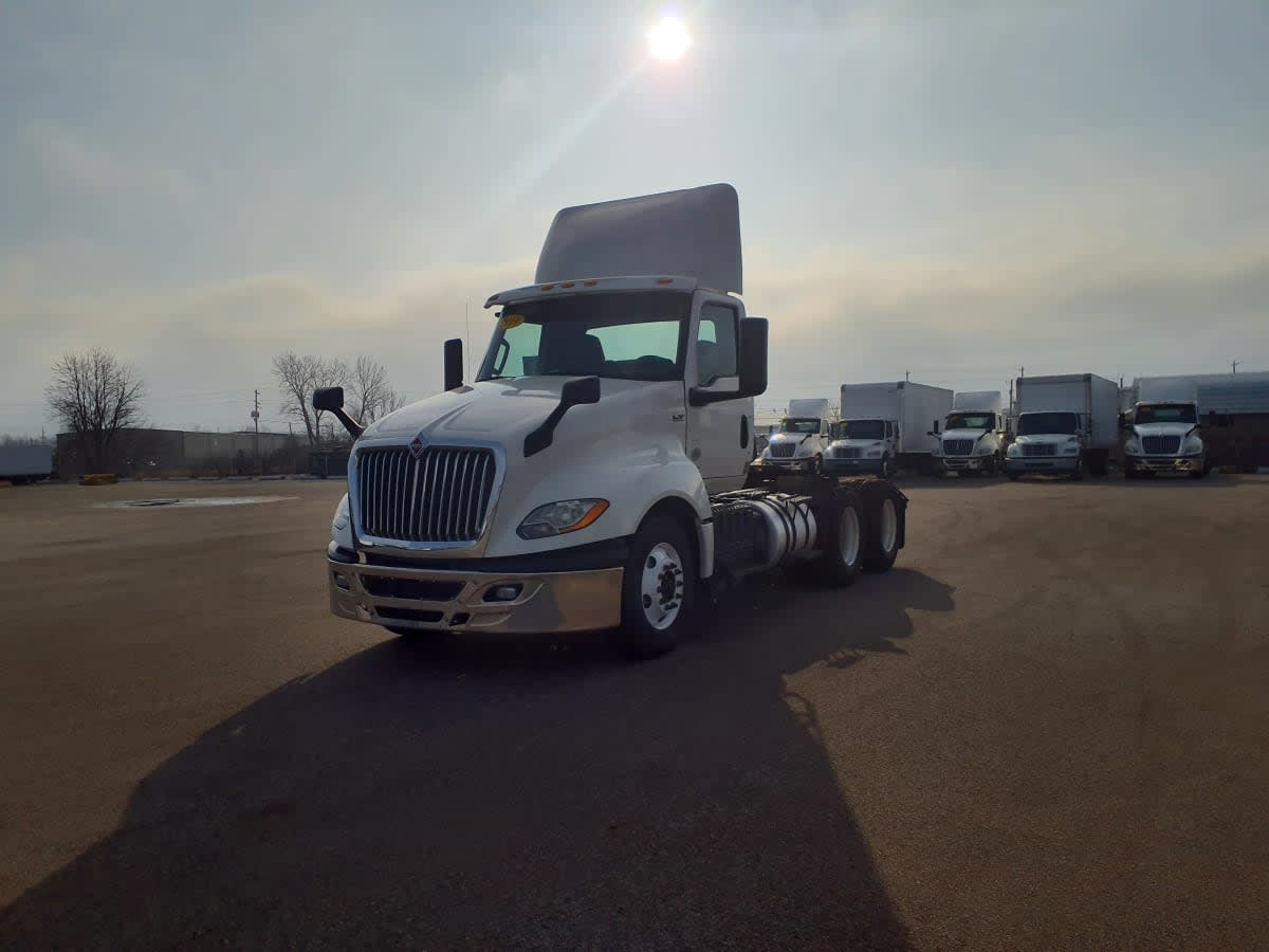 2019 Navistar International LT625 DAYCAB T/A 812117