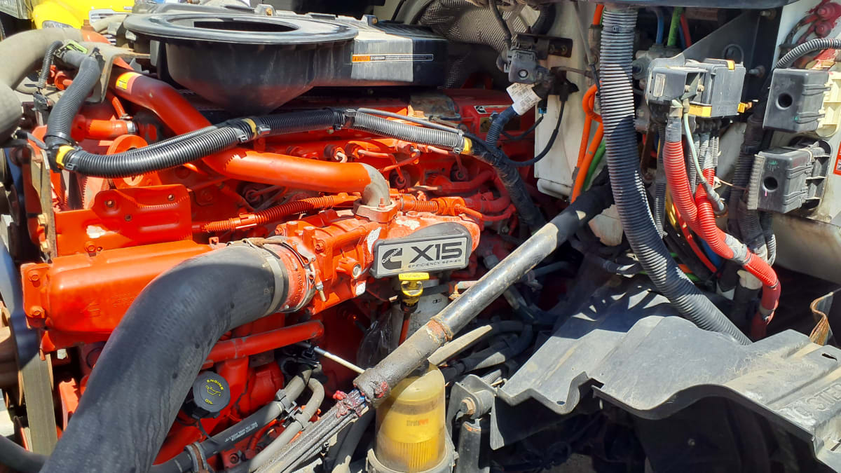 2019 International LT in Bolingbrook, IL — photo 8