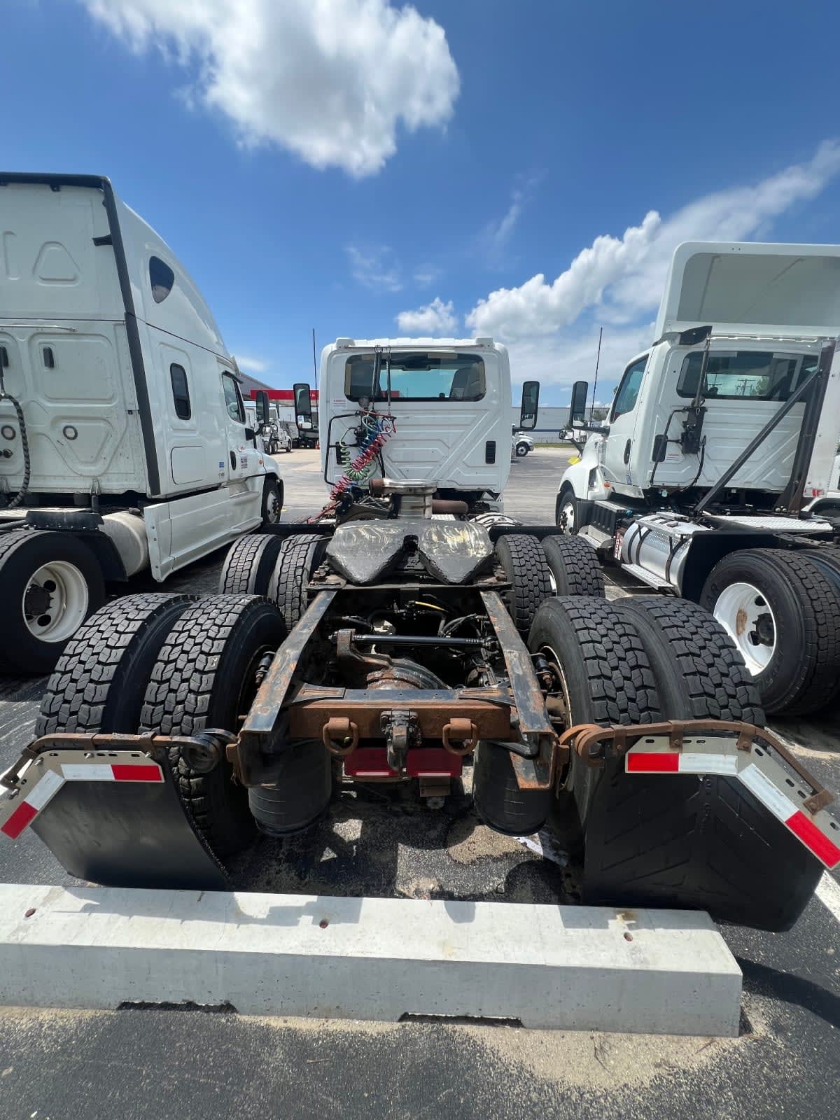 2019 Navistar International LT625 DAYCAB T/A 812161