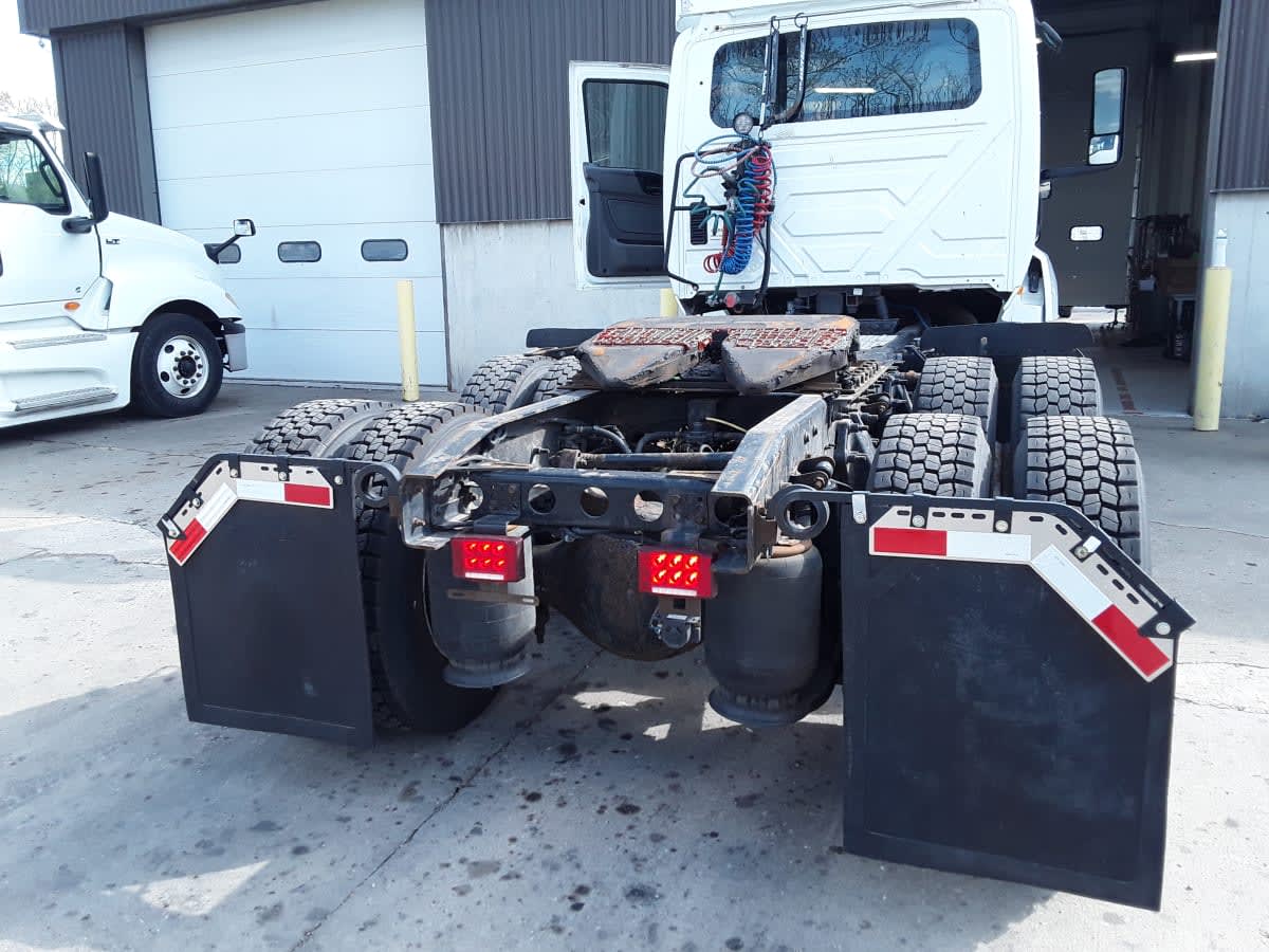 2019 Navistar International LT625 DAYCAB T/A 812165