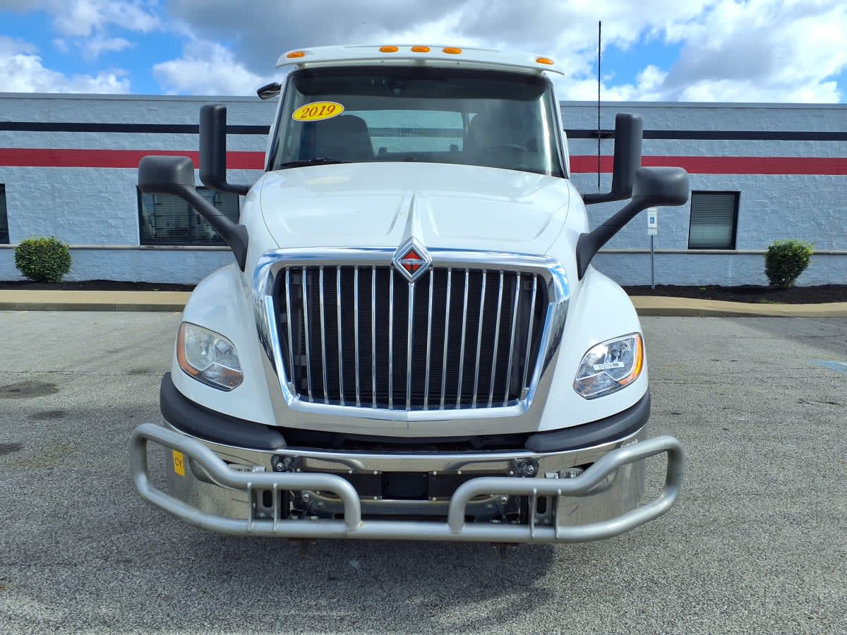 2019 Navistar International LT625 DAYCAB T/A 812174
