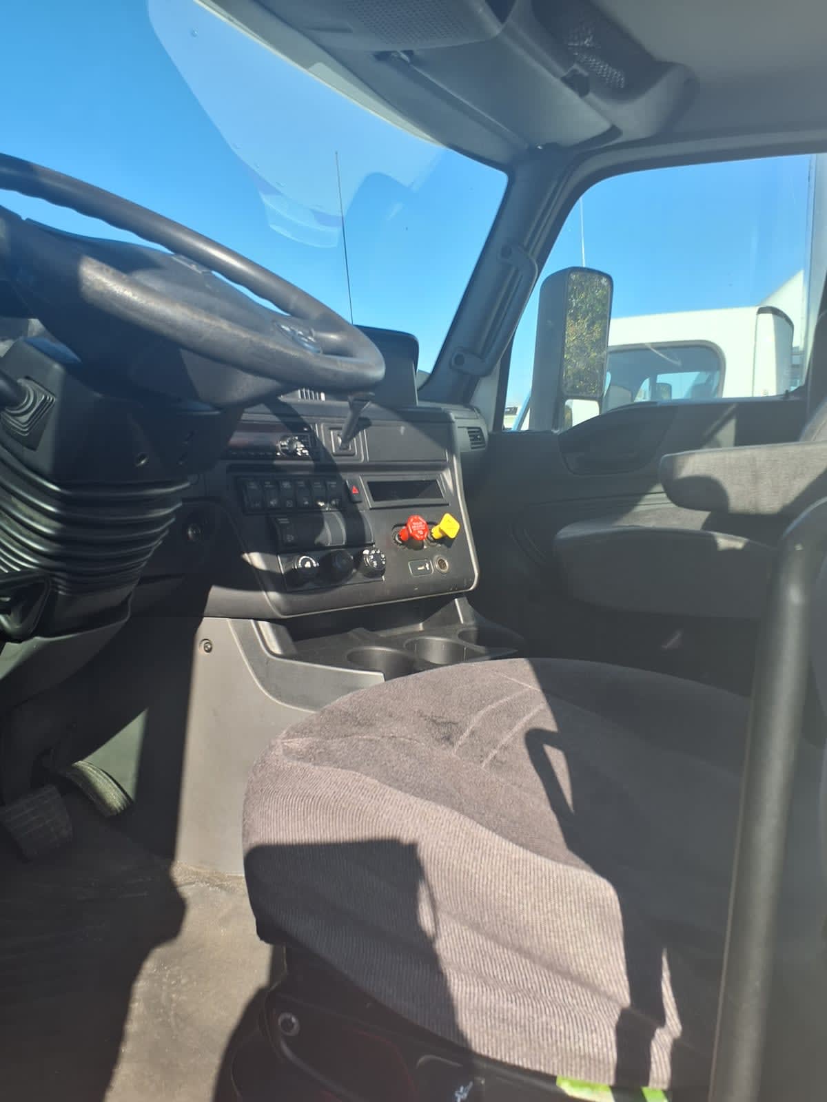 2019 International - image 7